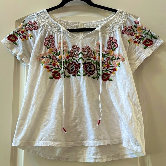 Anthropologie Tops - Anthropologie embroidered floral cotton t shirt. Tassles. V neck. Size small